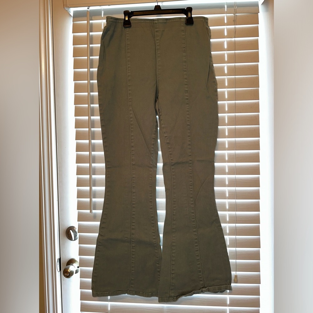 Versona Size 8 Olive Flare Jeans